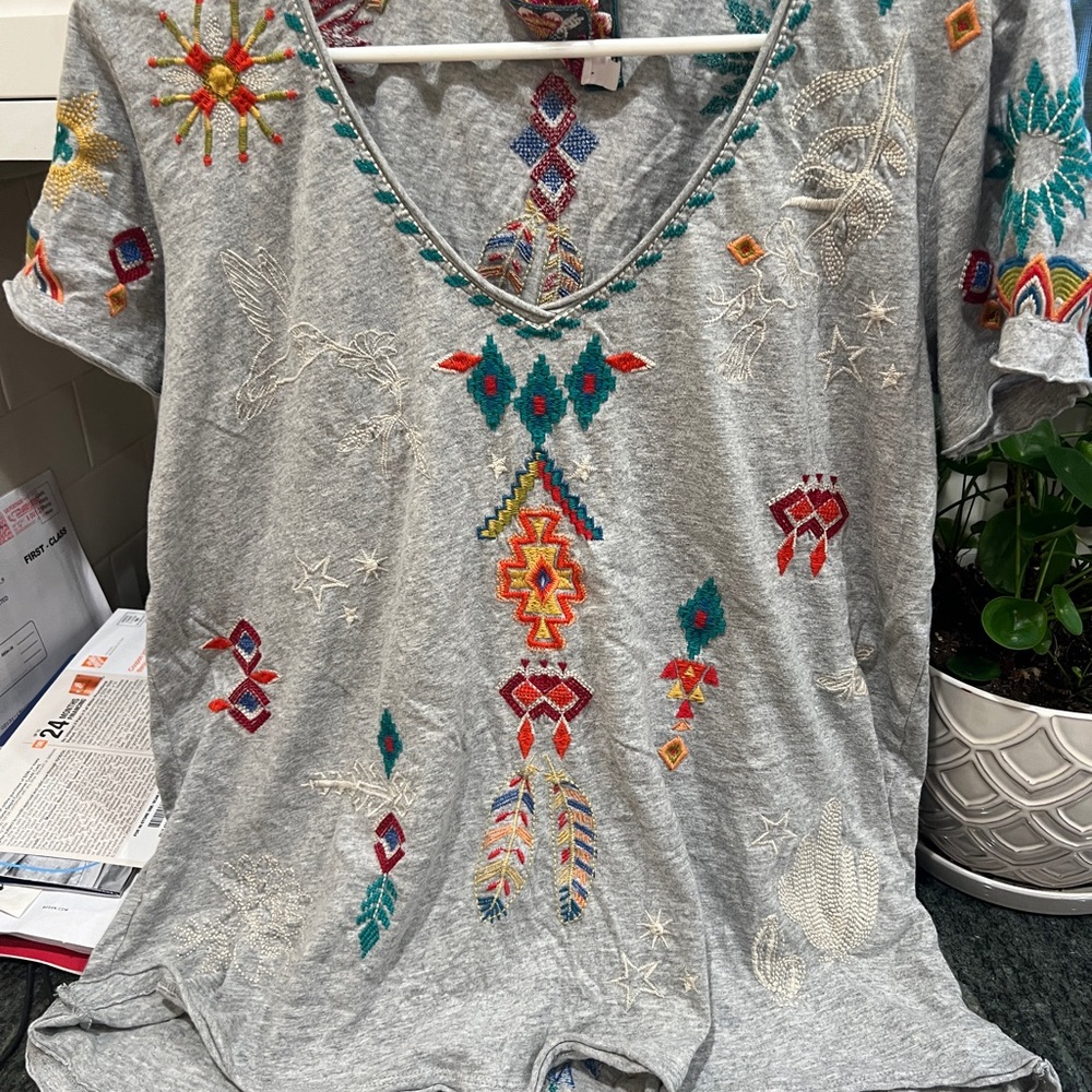 Johnny Was gray cotton tee with beautiful embroidery